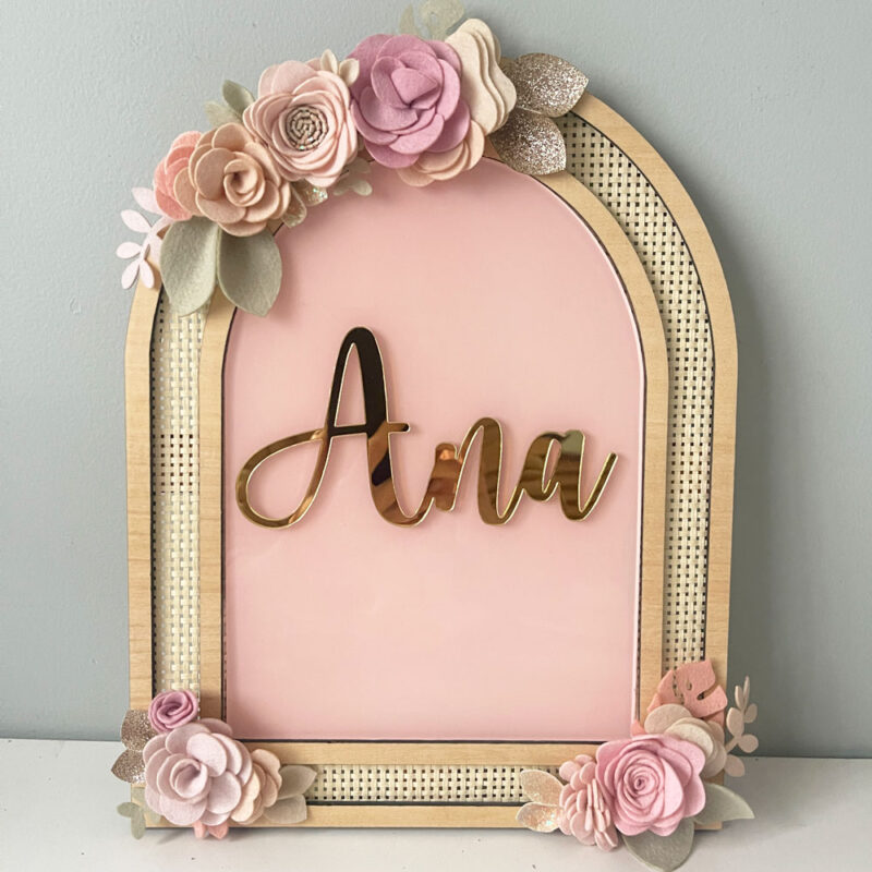 Porta Maternidade de Palha com Acrilico e Madeira Floral Rosa