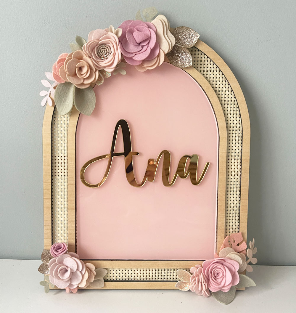 Porta Maternidade de Palha com Acrilico e Madeira Floral Rosa