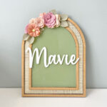 Porta Maternidade de Palha com Acrilico e Madeira Floral Verde