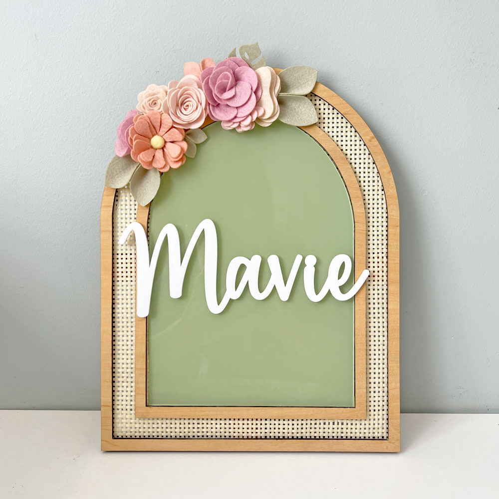 Porta Maternidade de Palha com Acrilico e Madeira Floral Verde