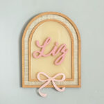 Porta Maternidade de Palha com Acrílico e Madeira Laço