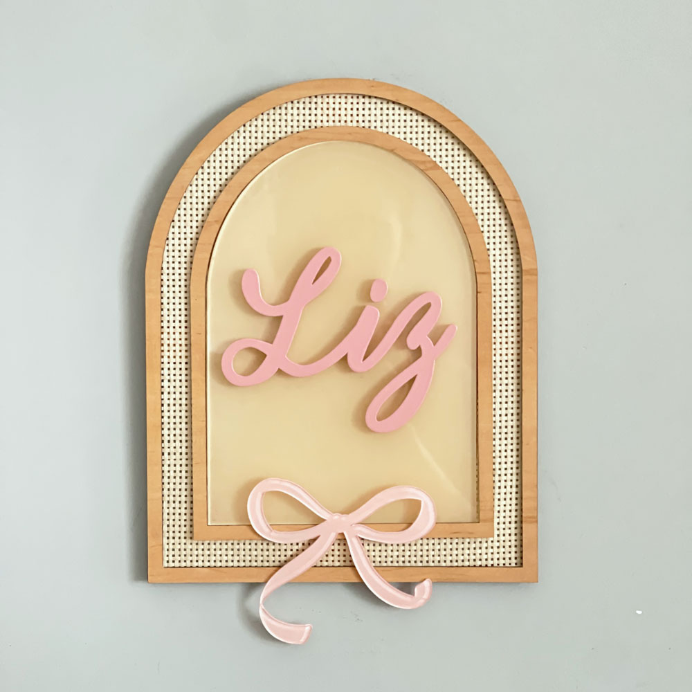 Porta Maternidade de Palha com Acrílico e Madeira Laço