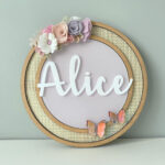 Porta Maternidade de Palha com Acrilico e Madeira Floral Borboletas