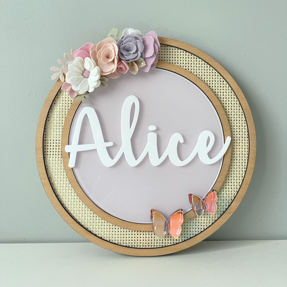 Porta Maternidade de Palha com Acrilico e Madeira Floral Borboletas